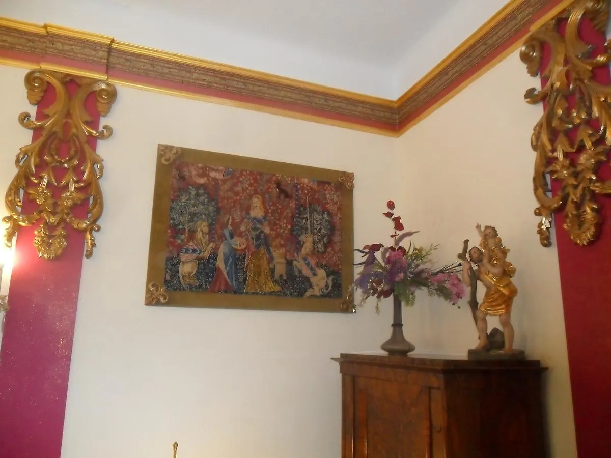 Luxury Near Castle Hotel Viena 0*,